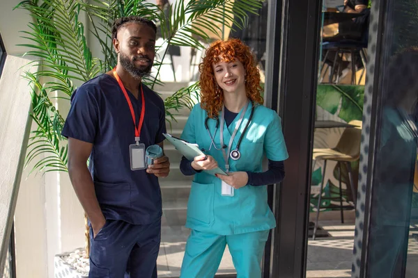 Kahve molasında tıp öğrencileri. Kahve molasında yüksek kaliteli fotoğraf öğrencileri.