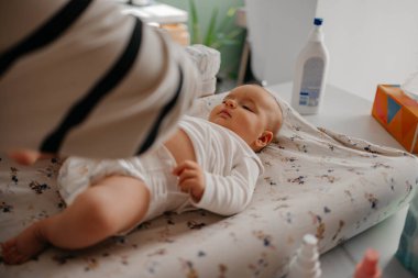 Bebekle bağ kurmak, bebek bezi değiştirirken bile her zaman olur, bebek bezi değiştirirken bile. Yüksek kalite fotoğraf