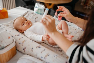 Bebekle bağ kurmak, bebek bezi değiştirirken bile her zaman olur, bebek bezi değiştirirken bile. Yüksek kalite fotoğraf