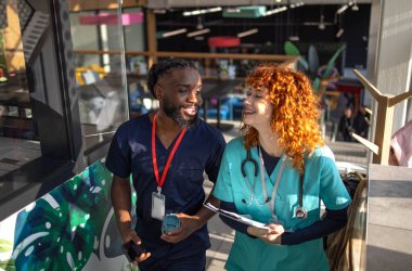 Kahve molasında olan bir grup doktor. Kahve molası verdiler. Yüksek kalite fotoğraf