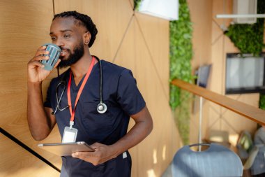 Kahve molasında olan bir tıp öğrencisi. Kahve molasında yüksek kaliteli fotograf öğrencisi.