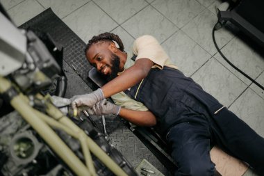 Motosiklet lastiği değiştiren bir işçi. Motosiklet lastiği değiştiren kaliteli bir fotoğrafçı.