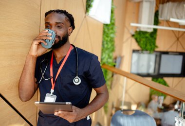 Kahve molasında olan bir tıp öğrencisi. Kahve molasında yüksek kaliteli fotograf öğrencisi.