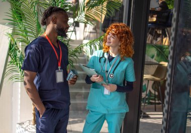 Kahve molasında tıp öğrencileri. Kahve molasında yüksek kaliteli fotoğraf öğrencileri.