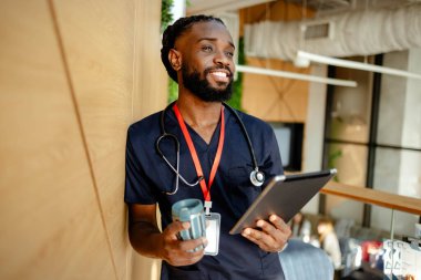 Kahve molasında olan bir tıp öğrencisi. Kahve molasında yüksek kaliteli fotograf öğrencisi.