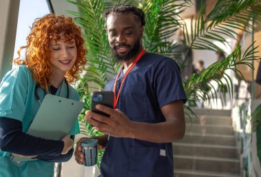 Kahve molasında tıp öğrencileri. Kahve molasında yüksek kaliteli fotoğraf öğrencileri.