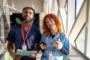 Tıp fakültesi içinde yürürken iletişim kuran bir sürü genç öğrenci tıp fakültesine geliyor. Yüksek kalite fotoğraf
