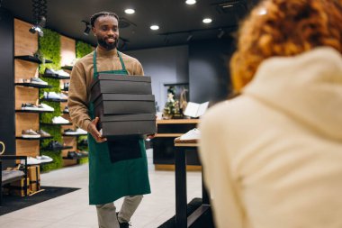 Mağazadaki ayakkabı satıcısı. Bir mağazada yüksek kaliteli fotoğraf satıcısı.