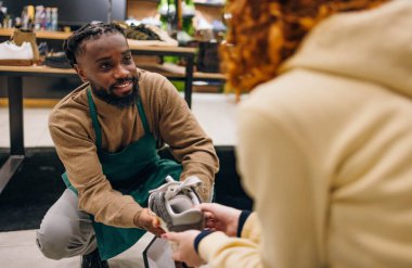 Mağazadaki ayakkabı satıcısı. Bir mağazada yüksek kaliteli fotoğraf satıcısı.