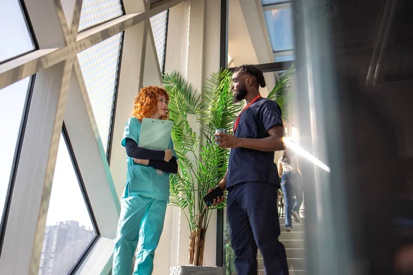 Kahve molasında olan bir grup doktor. Kahve molası verdiler. Yüksek kalite fotoğraf