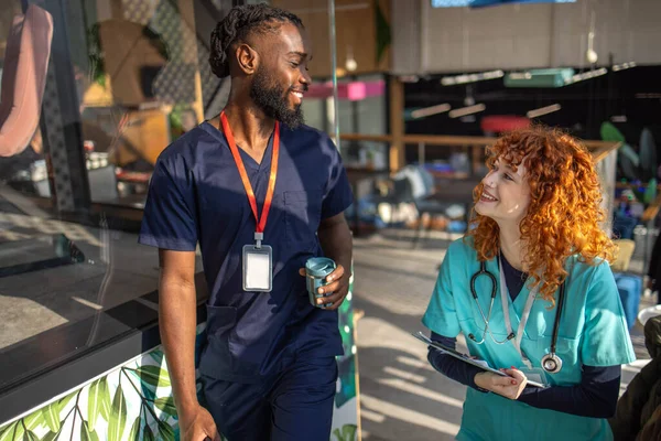 Kahve molasında olan bir grup doktor. Kahve molası verdiler. Yüksek kalite fotoğraf