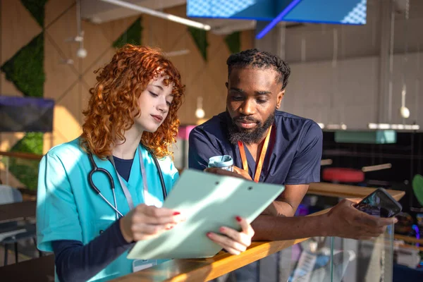 Kahve molasında olan bir grup doktor bir sağlık raporunu tartışıyorlar. Yüksek kalite 3D çizimler. Bir grup doktor kahve molasında. Bir sağlık raporunu tartışıyorlar.