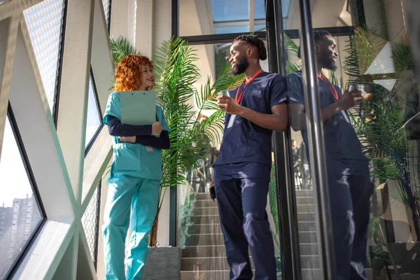 Kahve molasında olan bir grup doktor. Kahve molası verdiler. Yüksek kalite fotoğraf