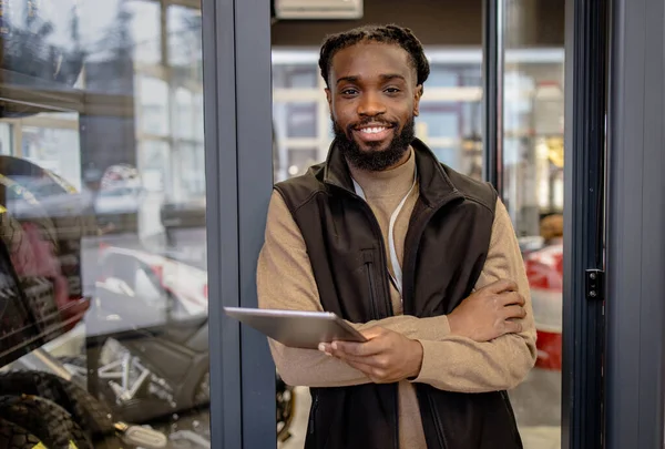 Elinde tablet tutan motosiklet malzemeleri satıcısı. Elinde tablet tutan yüksek kaliteli motosiklet ekipmanı satıcısı.