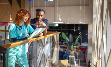 Kahve molasında olan bir grup doktor bir sağlık raporunu tartışıyorlar. Yüksek kalite 3D çizimler. Bir grup doktor kahve molasında. Bir sağlık raporunu tartışıyorlar.