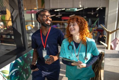 Kahve molasında olan bir grup doktor. Kahve molası verdiler. Yüksek kalite fotoğraf