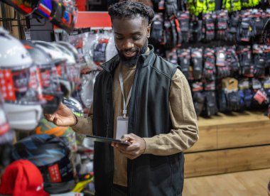 Tamirci garajında motosikleti inceliyor.