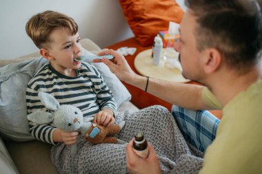 Baba oğluna şerbet, baba oğluna şerbet verir.
