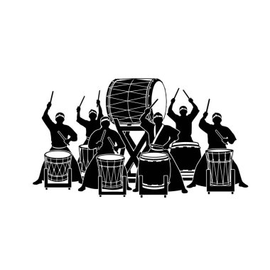 Geleneksel Japon Taiko davul ve bagetleriyle davul çalan bir grup müzisyenin güçlü silueti..