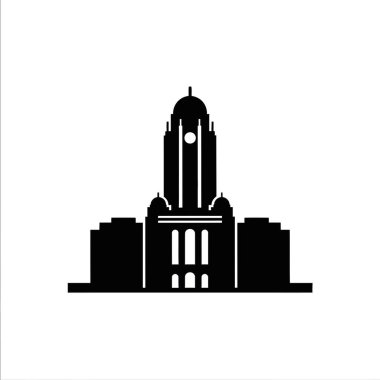 Belirgin bir saat kulesi ve klasik mimari öğelerin yer aldığı tarihi bir binanın çarpıcı siyah silüeti..