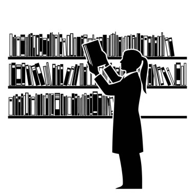 Kütüphanede ayakta duran ve kitap okuyan, arka planda kitaplarla dolu bir kadının siyah silüeti..