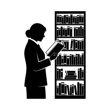 Yanında kitaplarla dolu uzun bir kitaplığı olan, ayakta duran ve kitap okuyan bir kadının siyah beyaz silueti..