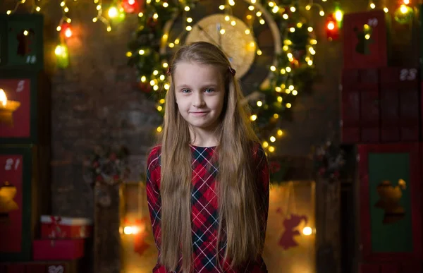 Chica Vestido Cuadros Árbol Navidad —  Fotos de Stock