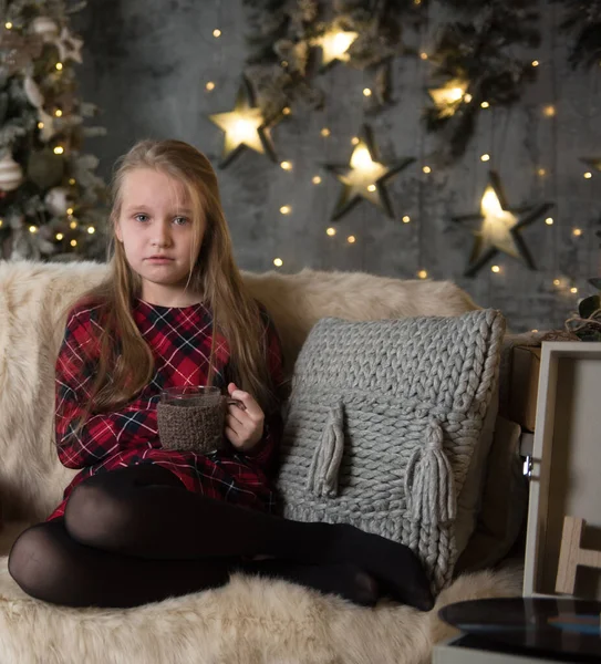 Gadis Sedih Dalam Gaun Kotak Kotak Dengan Hadiah Interior Tahun Stok Gambar Bebas Royalti