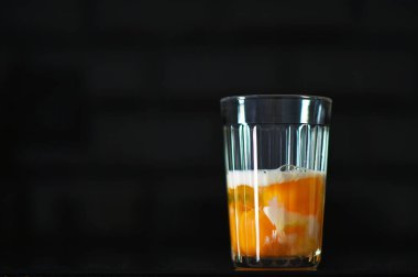 Omlet bardağında sütlü yumurta sarısı.