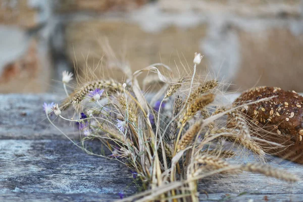 Stillleben Mit Brot Und Getreidestielen — Stockfoto