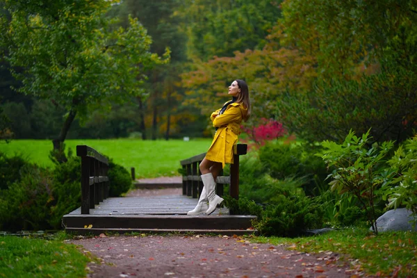 Dziewczyna Jasnych Ubraniach Autumn Parku — Zdjęcie stockowe