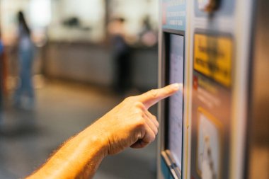 Kişisel hizmet makinesinin dijital ekranına parmak şıklatmalar