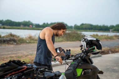 Macera yolculuğu için elektroniği motorsiklete bağlayan adam