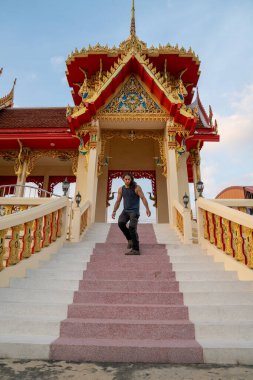 Adamın biri Budist tapınağının merdivenlerinden inip Tayland kültürünü ve mimarisini keşfediyor.