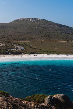 Batı Avustralya 'daki Lucky Bay' de beyaz kum ve turkuaz suyu seven insanlar.