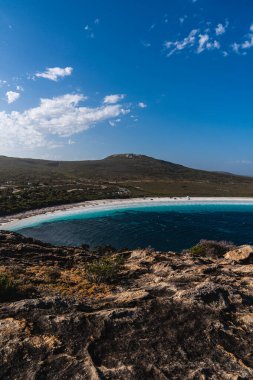 Cape le Grand Milli Parkı 'ndaki Lucky Bay Avustralya' nın çarpıcı kıyı manzarası sunuyor.