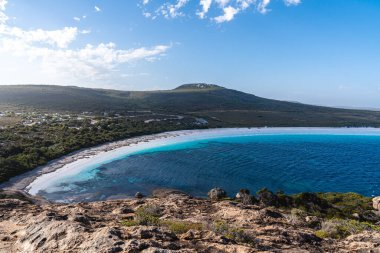 Cape le Grand Ulusal Parkı 'nda beyaz kum ve turkuaz su içeren ikonik şanslı koy.