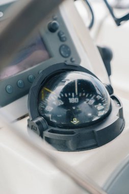 Denizci pusulası yön gösteriyor, tekne seyrüsefer ve seyahat planında yardımcı oluyor.