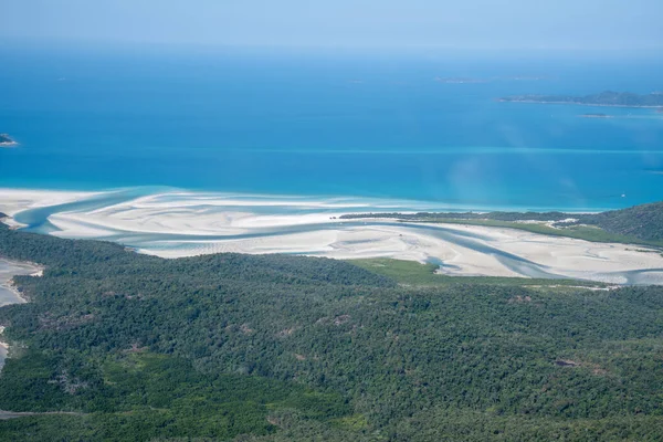 Whitehaven sahilleri silikon kum ve turkuaz su buluşması yukarıdan yemyeşil milli park