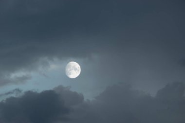 Parlayan dolunay ile bulutlu gece gökyüzü