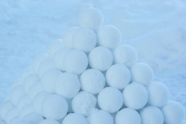 Kış oyunu konsepti olarak kartopu piramidi