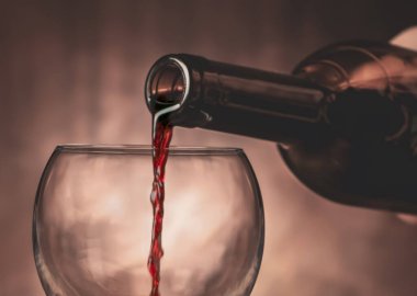 kırmızı şarap cam içine dökülür varlık