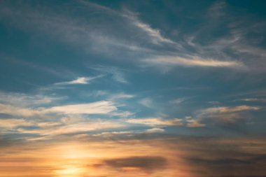 Güneş olmadan gün batımı gökyüzü mavi üst, altın taban ve uçan kuşlar