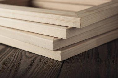 Dört tane ahşap sedye çerçeveli masa..