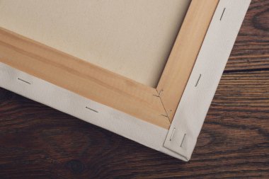 Ahşap sedye çerçevesinde uzanan esnetilmiş tuval desenli masanın üzerinde.