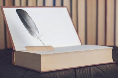 Enerji takviyesi için kahve. Pil, şeker küpleri, hazır kahve ve maksimum enerji artışını simgeleyen bir merdiven gibi tasarlanmış bir fincan.