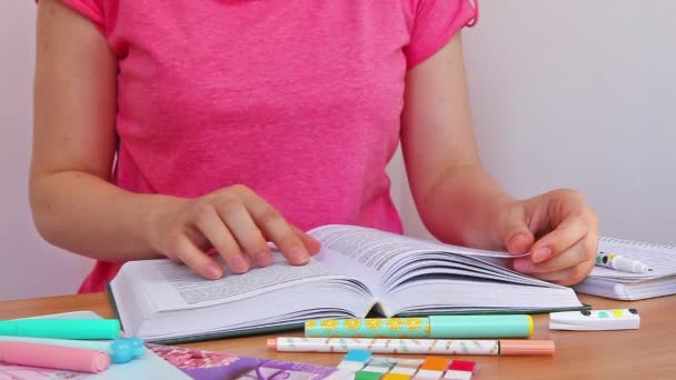 Studentessa Lettura Libro Torna Scuola Concetto Istruzione — Video Stock