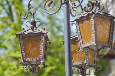 Bir şehir sokağında fener