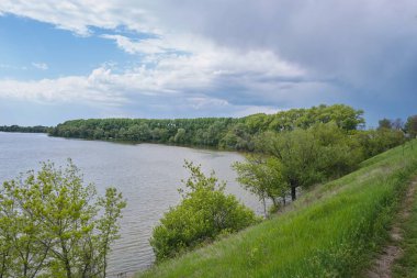 Nehir ve ormanlı güzel bir manzara.