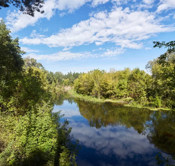 Nehir ve gölü olan güzel bir manzara.